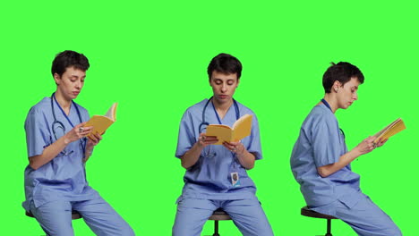 Junge-Krankenschwester-Lernt-Für-Die-Arztprüfung-Durch-Lesen-Eines-Buches-Im-Studio